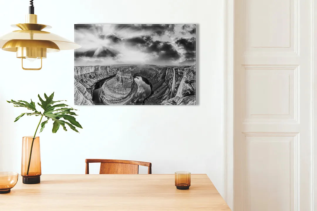 Kurkborden op canvas met zwart-wit berglandschap met rivier – formaat 100 × 70 cm