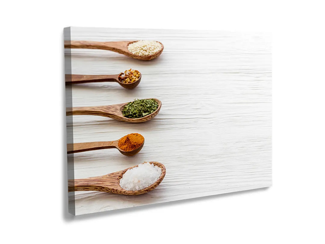 Kurkborden op canvas met kruiden in houten lepels op wit hout – formaat 120 × 80 cm
