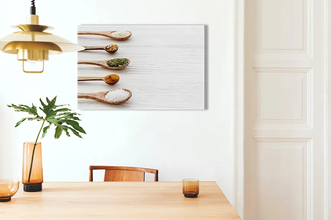Kurkborden op canvas met kruiden in houten lepels op wit hout – formaat 100 × 70 cm