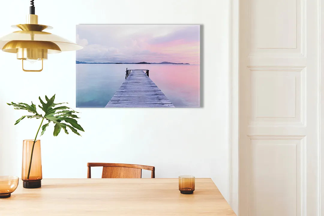 Kurkborden op canvas met houten steiger op pastelkleurig meer – formaat 100 × 70 cm