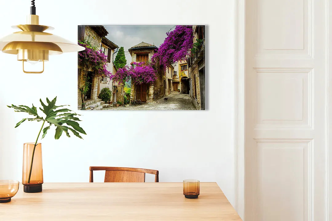 Kork-Pinnwände auf Leinwand mit mediterrane straße mit lila blumen – Format 100 × 70 cm