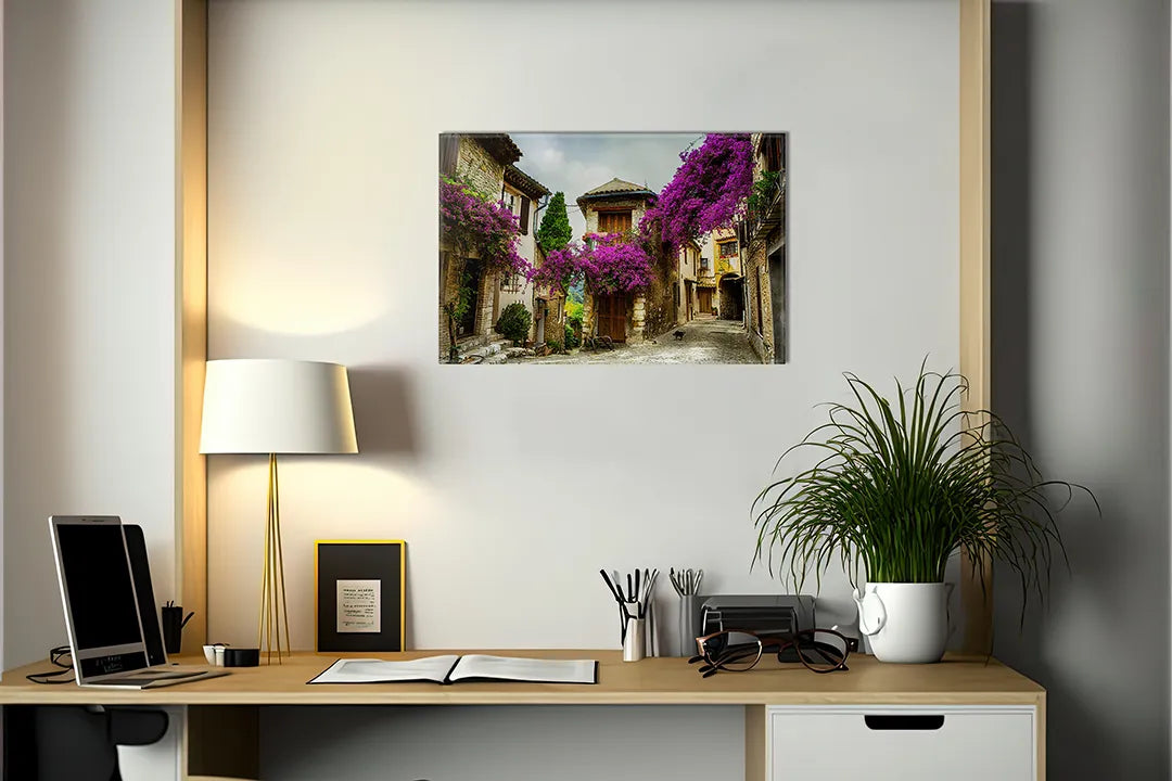 Kork-Pinnwände auf Leinwand mit mediterrane straße mit lila blumen – Format 140 × 100 cm