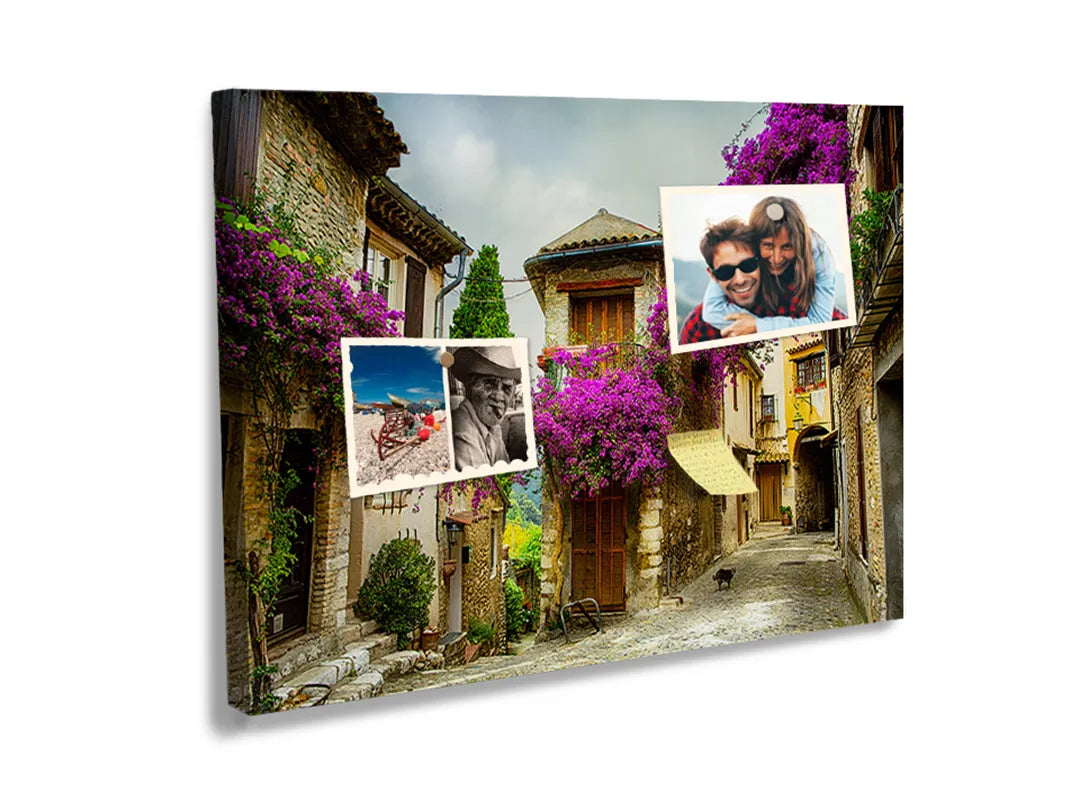 Kork-Pinnwände auf Leinwand mit mediterrane straße mit lila blumen – Format 60 × 40 cm