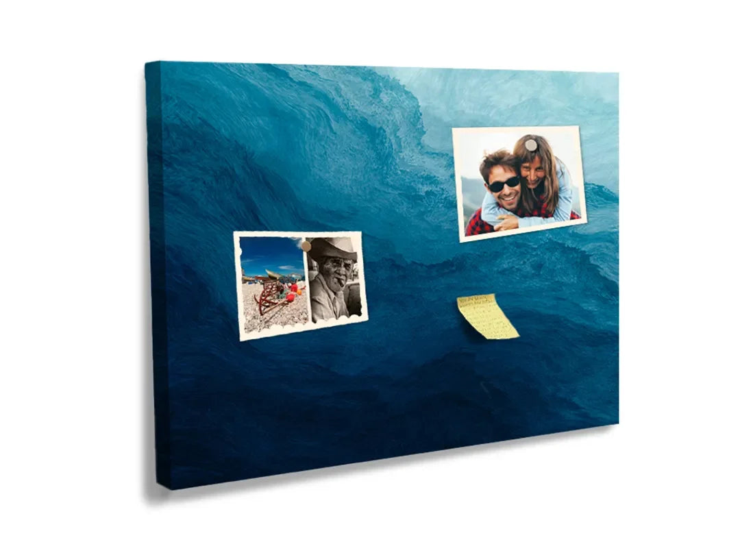 Kurkborden op canvas met diepblauwe abstracte oceaangolven – formaat 60 × 40 cm