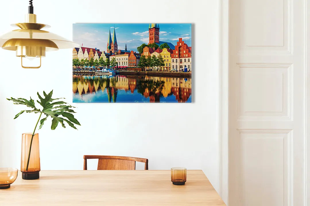 Kork-Pinnwände auf Leinwand mit bunte altstadt am wasser – Format 100 × 70 cm