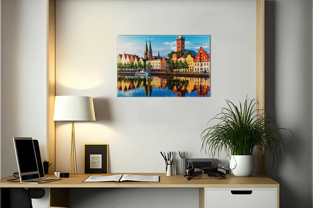 Kork-Pinnwände auf Leinwand mit bunte altstadt am wasser – Format 140 × 100 cm