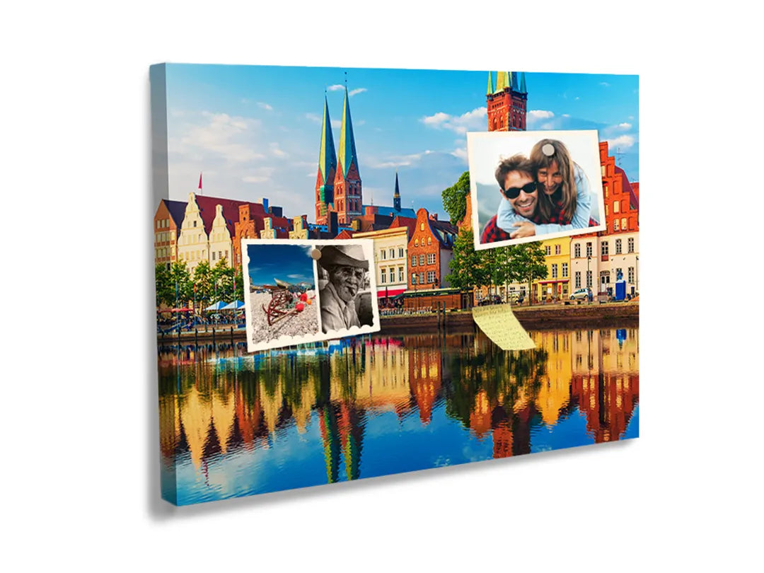 Kork-Pinnwände auf Leinwand mit bunte altstadt am wasser – Format 60 × 40 cm