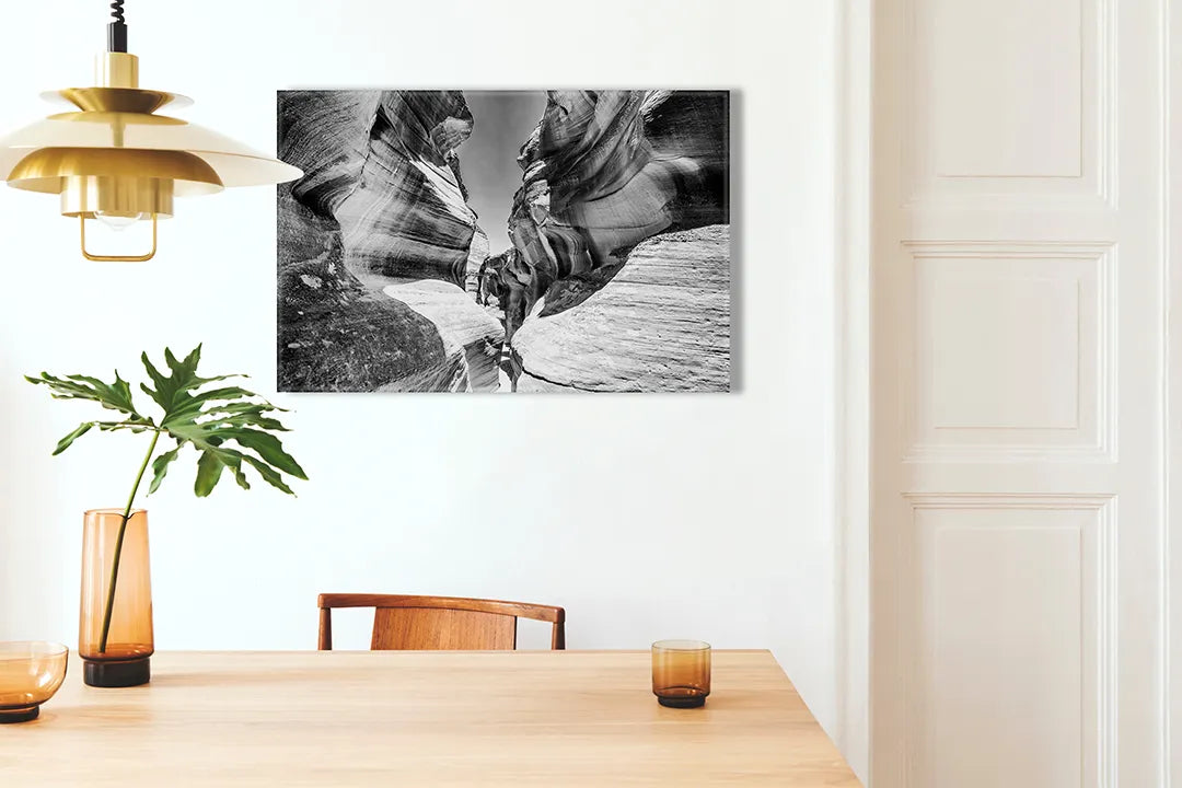 Kurkborden op canvas met zwart-wit rotsformatie in canyon – formaat 100 × 70 cm