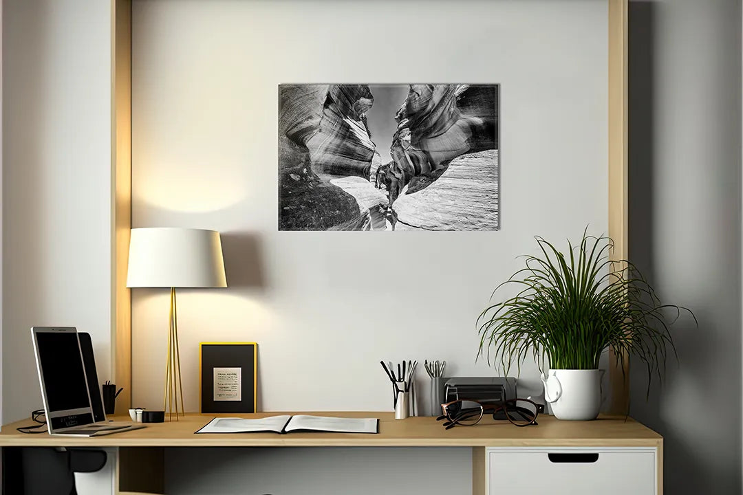 Kurkborden op canvas met zwart-wit rotsformatie in canyon – formaat 140 × 100 cm