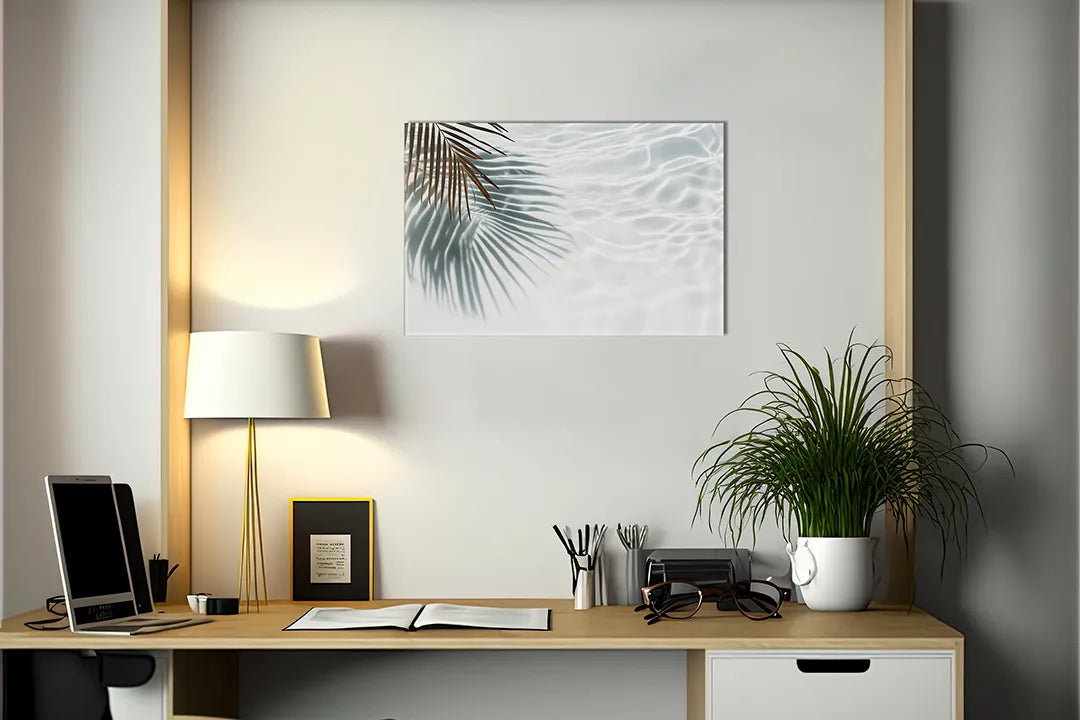 Kurkborden op canvas met palmbladschaduw op helder water – formaat 140 × 100 cm