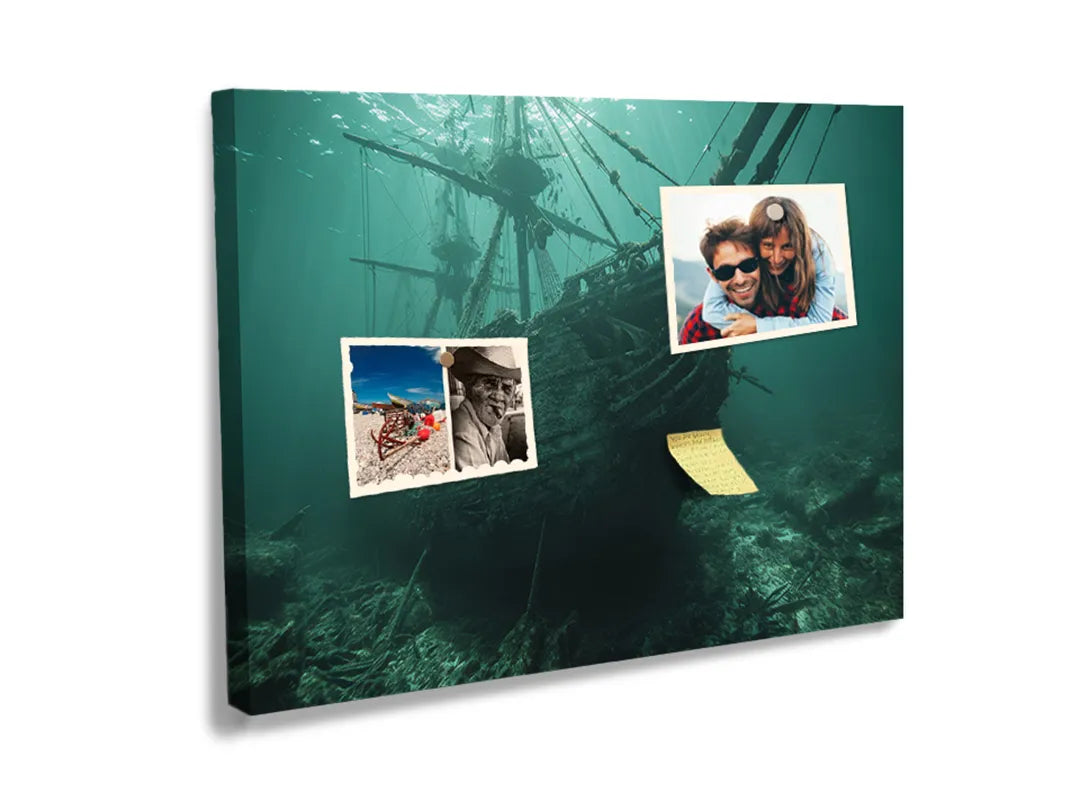 Kurkborden op canvas met scheepswrak onder water – formaat 60 × 40 cm