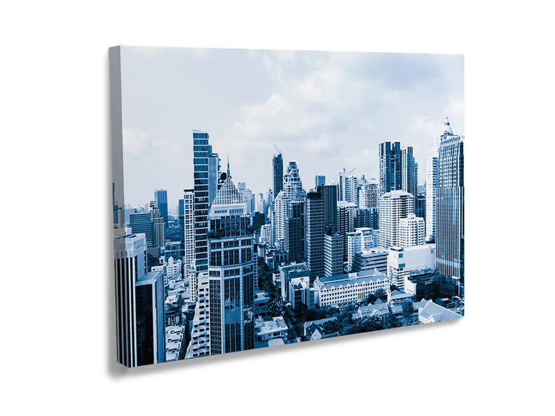 Kurkborden op canvas met blauwe moderne stadsskyline – formaat 120 × 80 cm