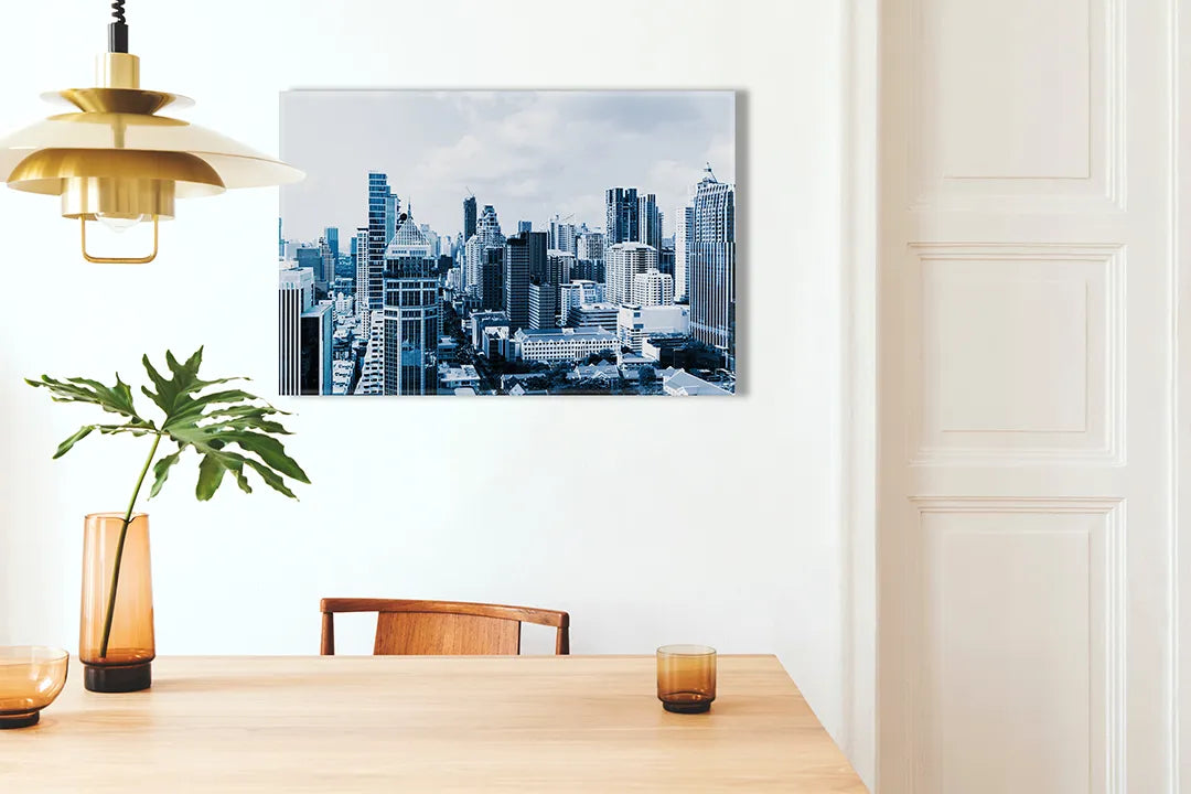 Kurkborden op canvas met blauwe moderne stadsskyline – formaat 100 × 70 cm