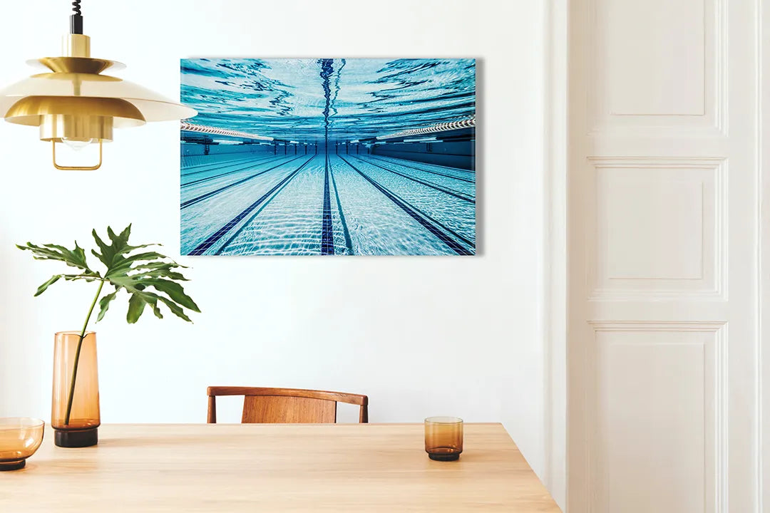 Kurkborden op canvas met zwembad onder water – formaat 100 × 70 cm
