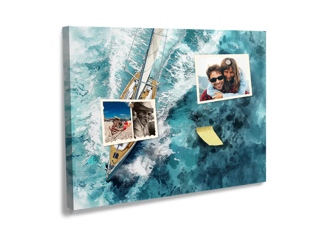 Kurkborden op canvas met zeilboot gezien vanuit de lucht – formaat 60 × 40 cm