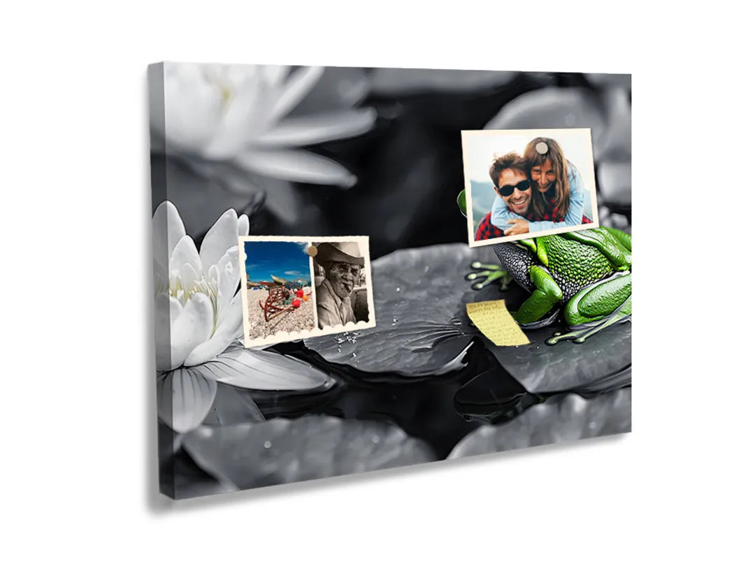 Kurkborden op canvas met groene kikker op zwart-witte bloemen – formaat 60 × 40 cm