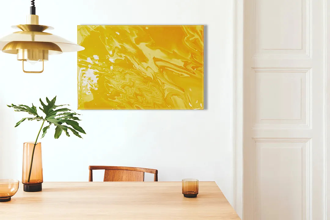Kork-Pinnwände auf Leinwand mit sonnengelbes abstraktes marmormuster – Format 100 × 70 cm