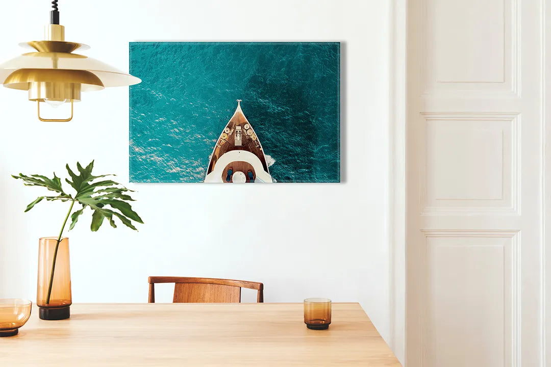Kurkborden op canvas met boot gezien vanuit de lucht op turquoise water – formaat 100 × 70 cm