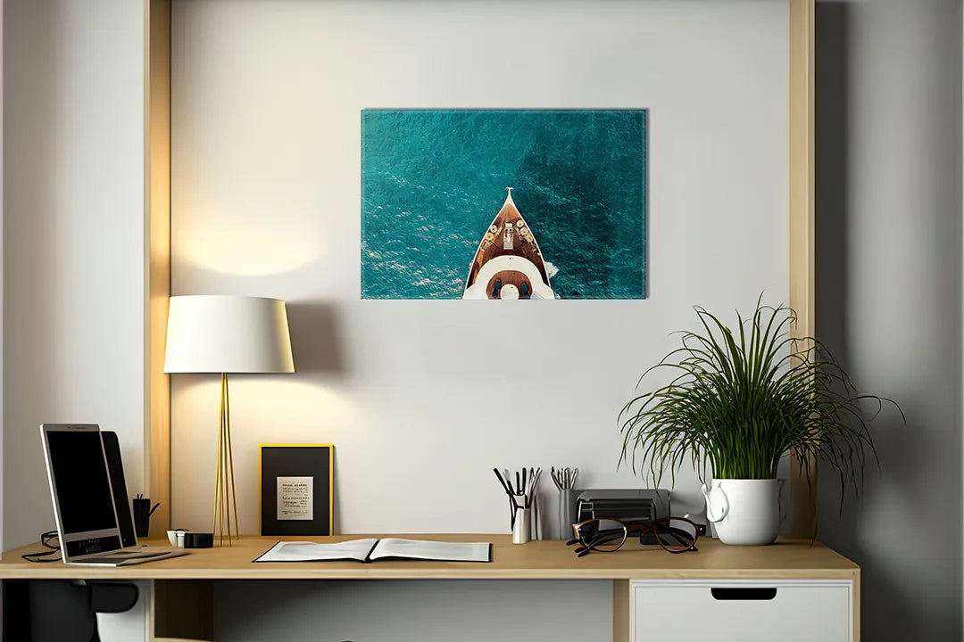 Kork-Pinnwände auf Leinwand mit boot aus der luft auf türkisblauem wasser gesehen – Format 140 × 100 cm