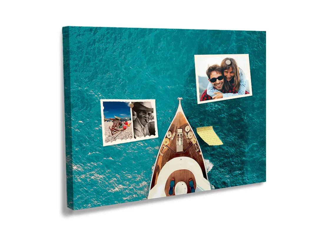 Kork-Pinnwände auf Leinwand mit boot aus der luft auf türkisblauem wasser gesehen – Format 60 × 40 cm