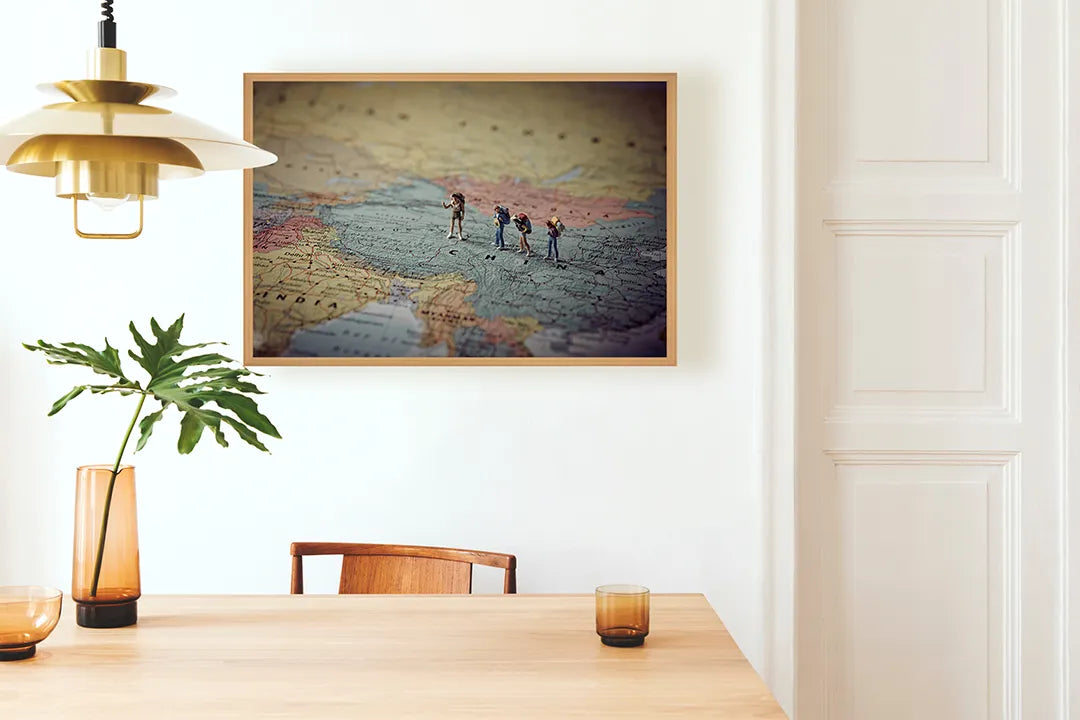Metall Magnetboard mit hochwertigem Wandelaars Auf Ein Vintage Landkarte Hintergrund Design