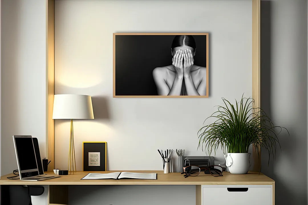 Metall Magnetboard mit hochwertigem Frau Hände vor Gesicht schwarz weiß Design