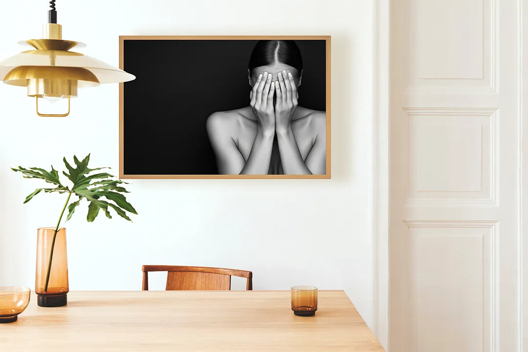Metall Magnetboard mit hochwertigem Frau Hände vor Gesicht schwarz weiß Design