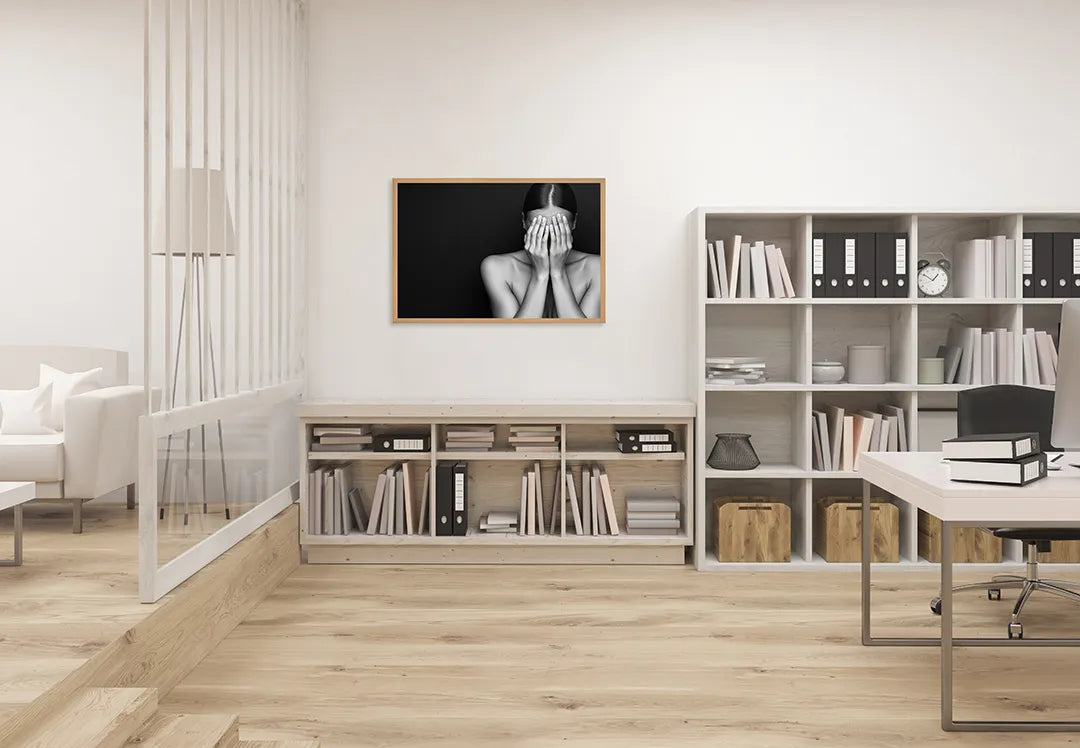 Metall Magnetboard mit hochwertigem Frau Hände vor Gesicht schwarz weiß Design