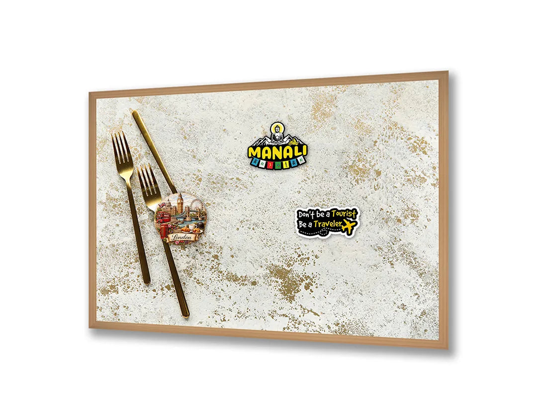 Metall Magnetboard mit hochwertigem Goldene bestek auf Marmor Design