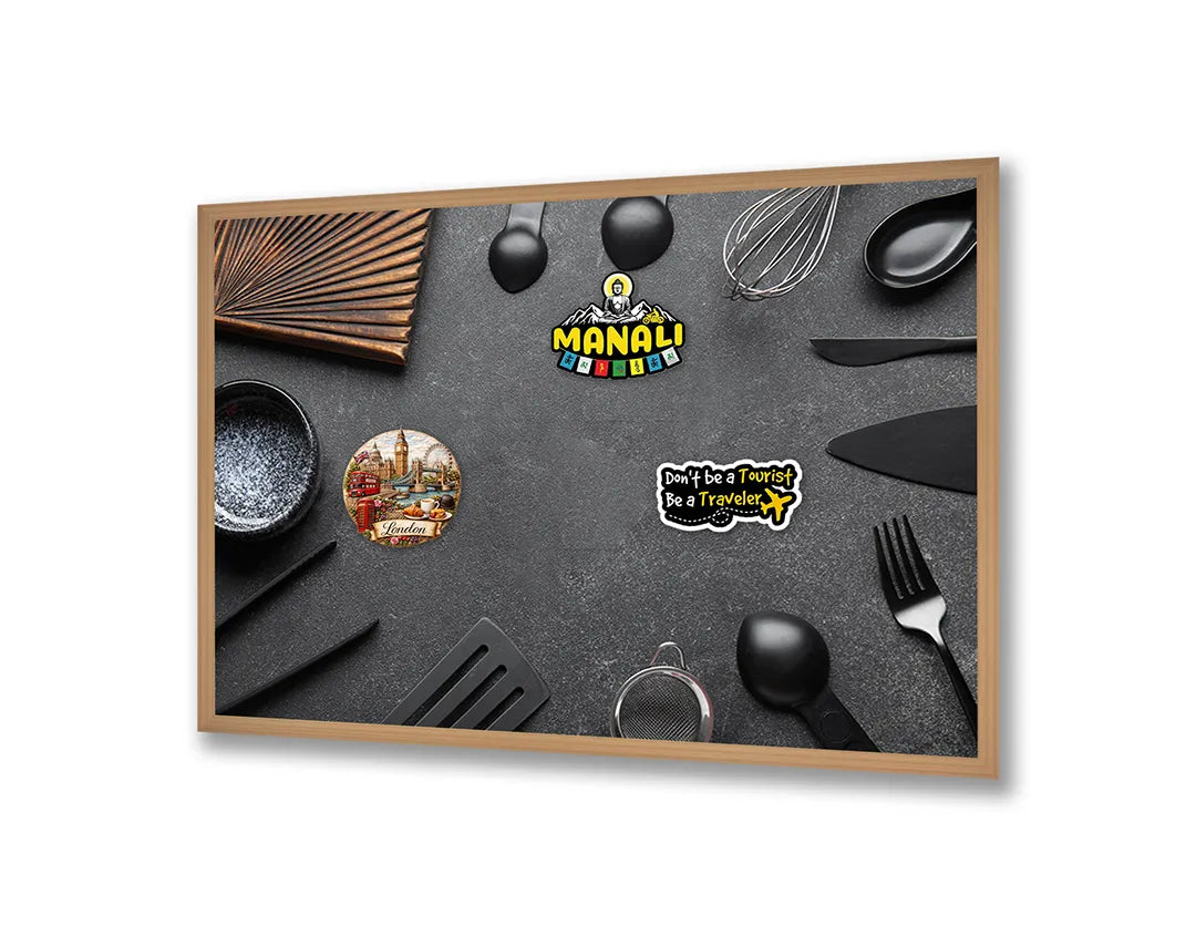 Metall Magnetboard mit hochwertigem Kookgerei dunkle Hintergrund Design