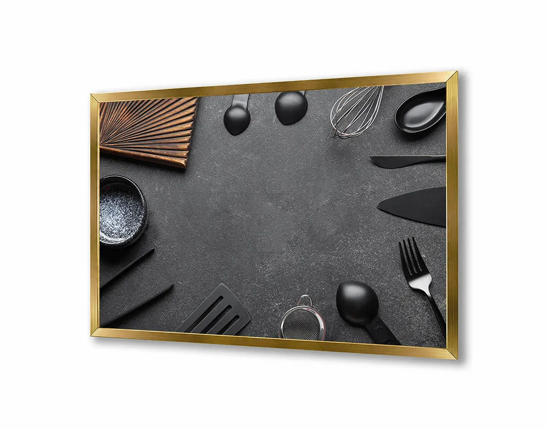 Metall Magnetboard mit hochwertigem Kookgerei dunkle Hintergrund Design