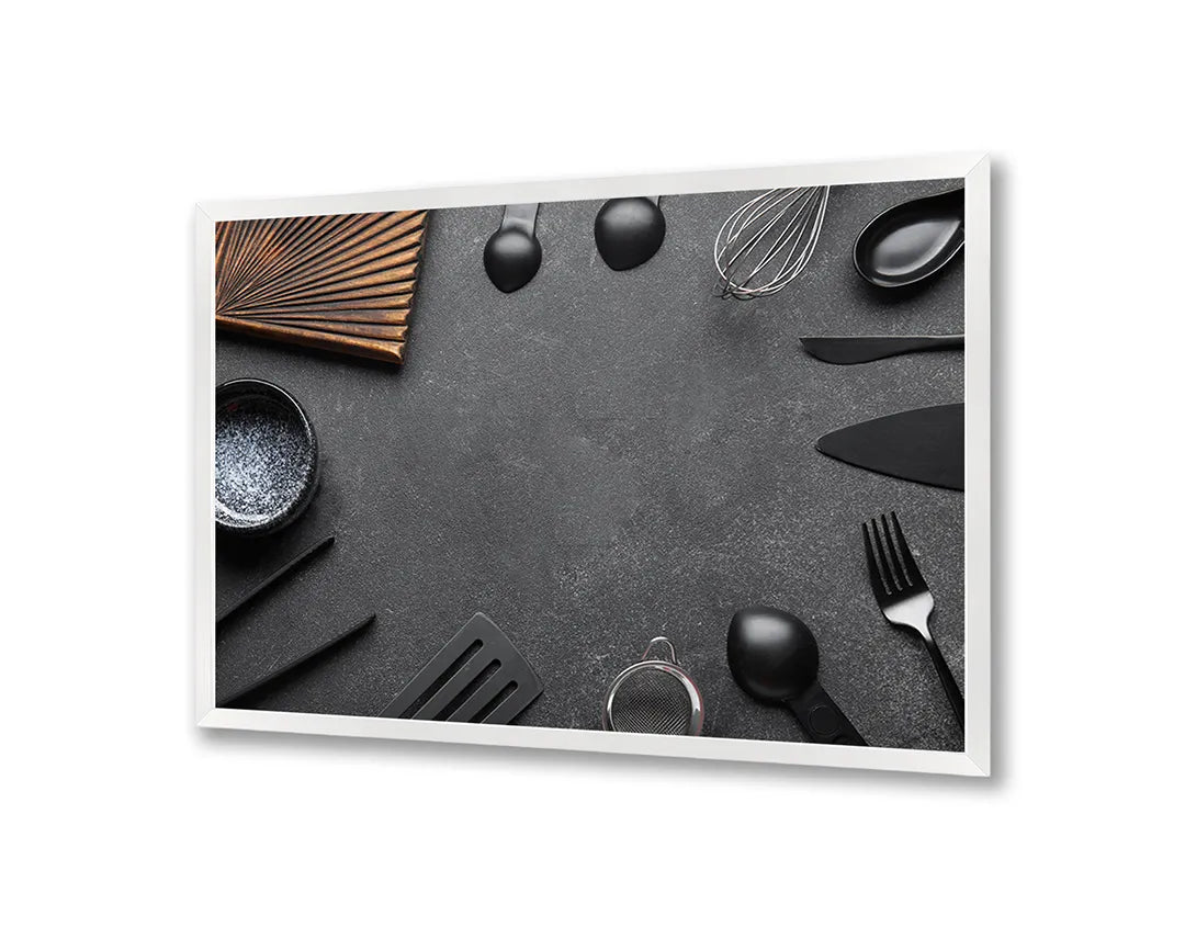 Metall Magnetboard mit hochwertigem Kookgerei dunkle Hintergrund Design