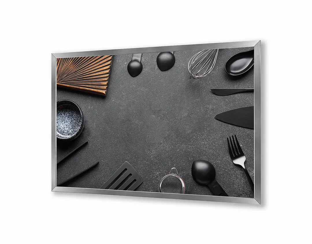 Metall Magnetboard mit hochwertigem Kookgerei dunkle Hintergrund Design