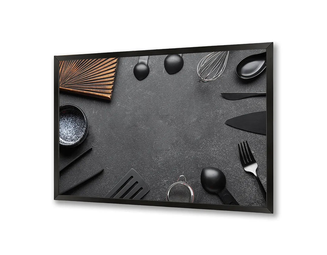 Metall Magnetboard mit hochwertigem Kookgerei dunkle Hintergrund Design