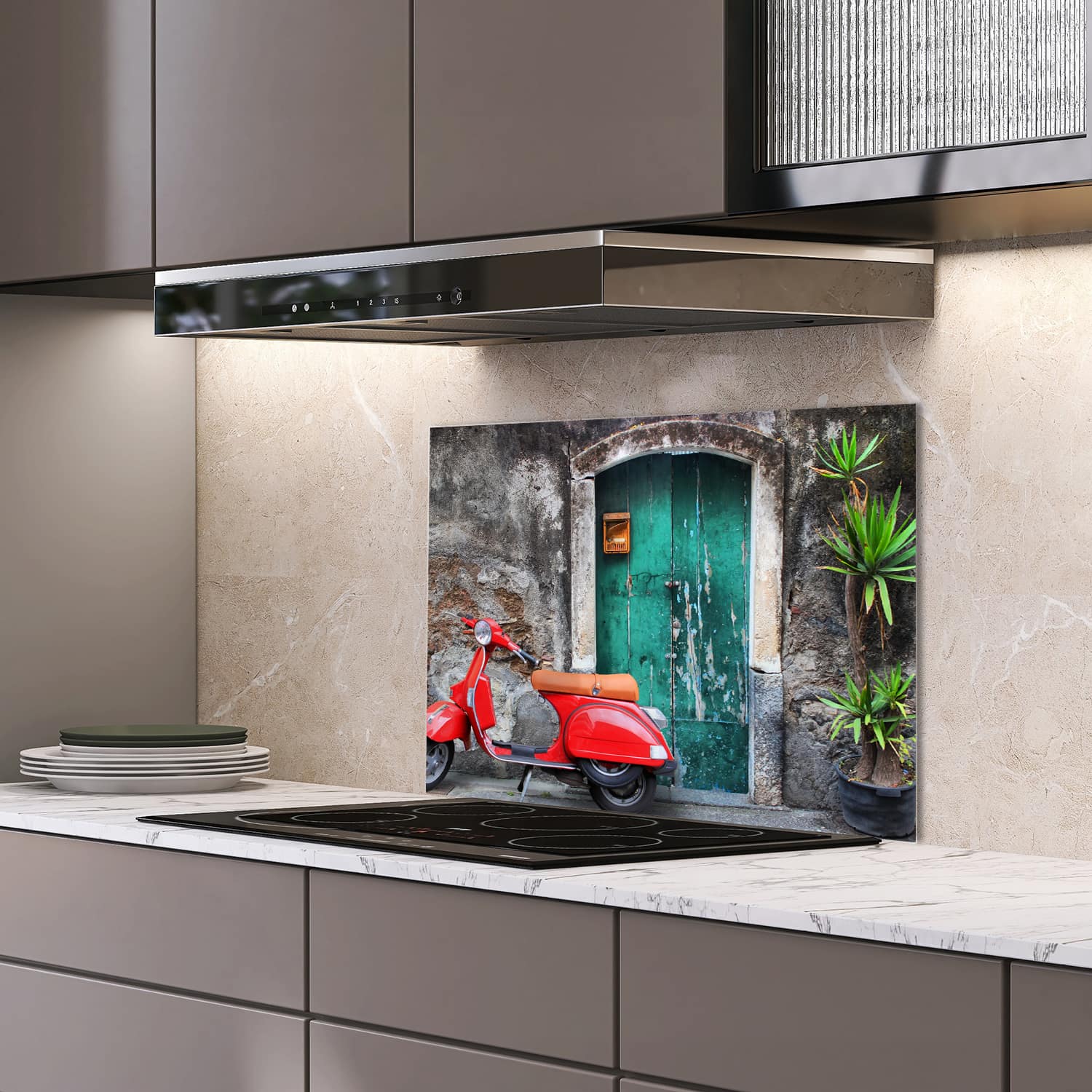Küchenrückwände Glas Retro-Roller bei alter Tür - Spritzschutz Küche - Glasrückwand Küche - Wandpaneele