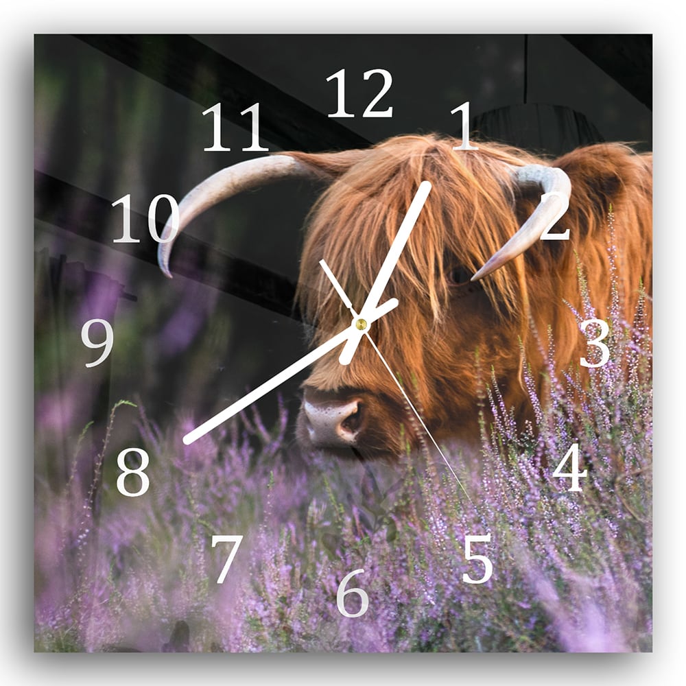 Wanduhr 30x30 - Schottisches Hochlandrind zwischen den Blumen