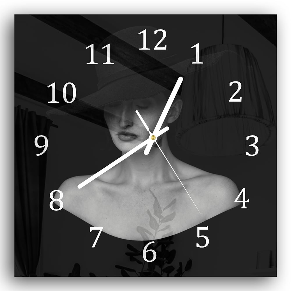 Wanduhr 30x30 - Schwarz-Weiß Frau