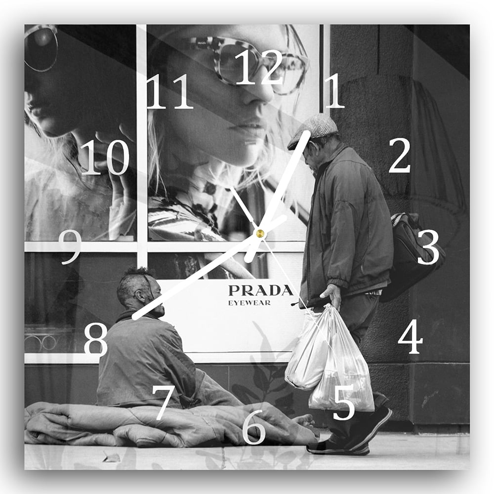 Wanduhr 30x30 - Obdachlose vor Prada-Laden