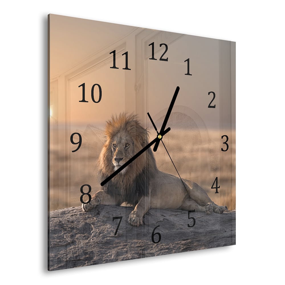 Wanduhr 30x30 - Löwe auf einem Felsen