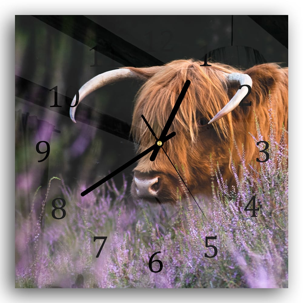 Wanduhr 30x30 - Schottisches Hochlandrind zwischen den Blumen