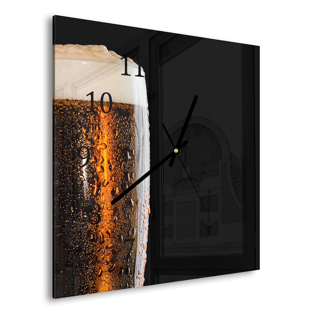 Wanduhr 30x30 - Bierglas Nahaufnahme