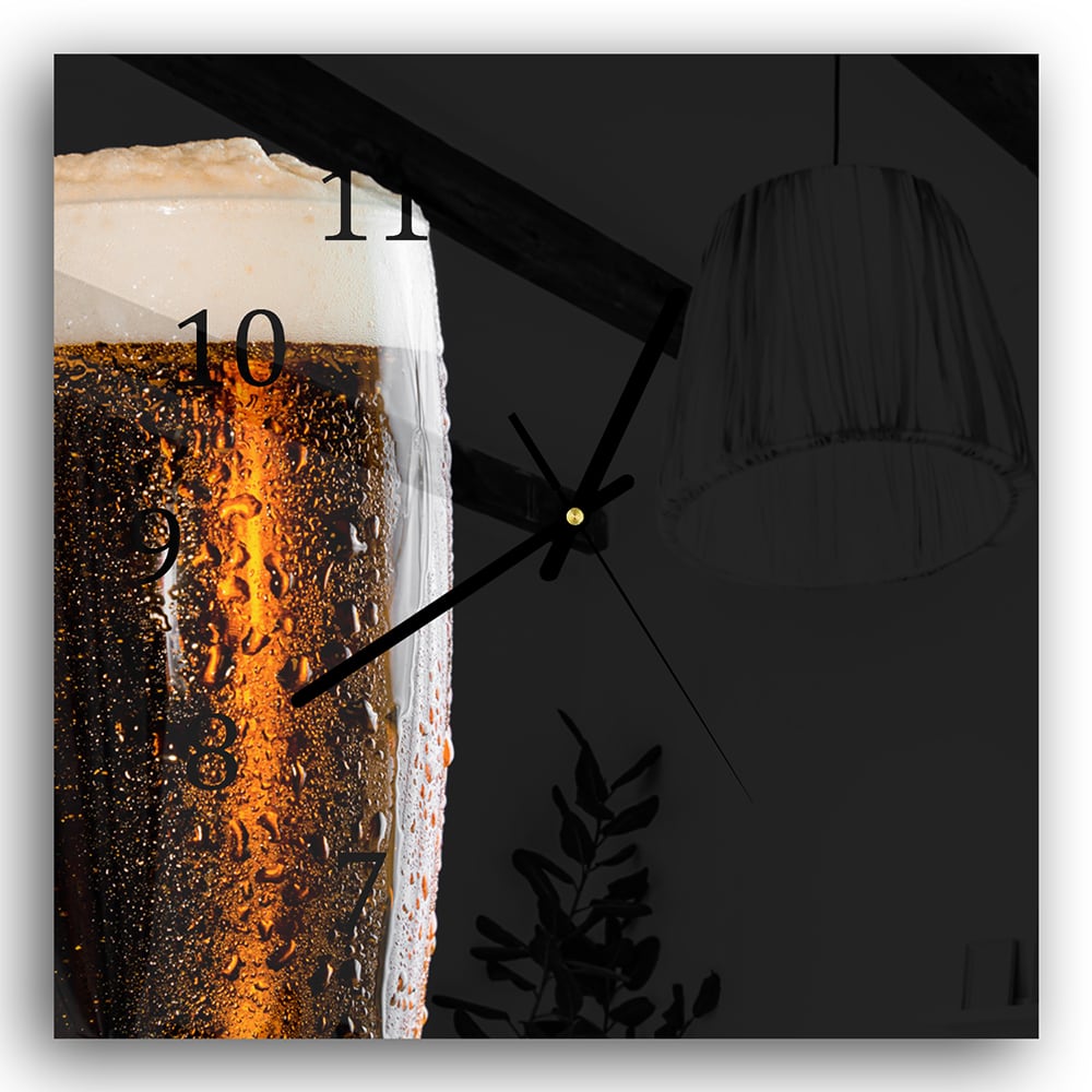 Wanduhr 30x30 - Bierglas Nahaufnahme