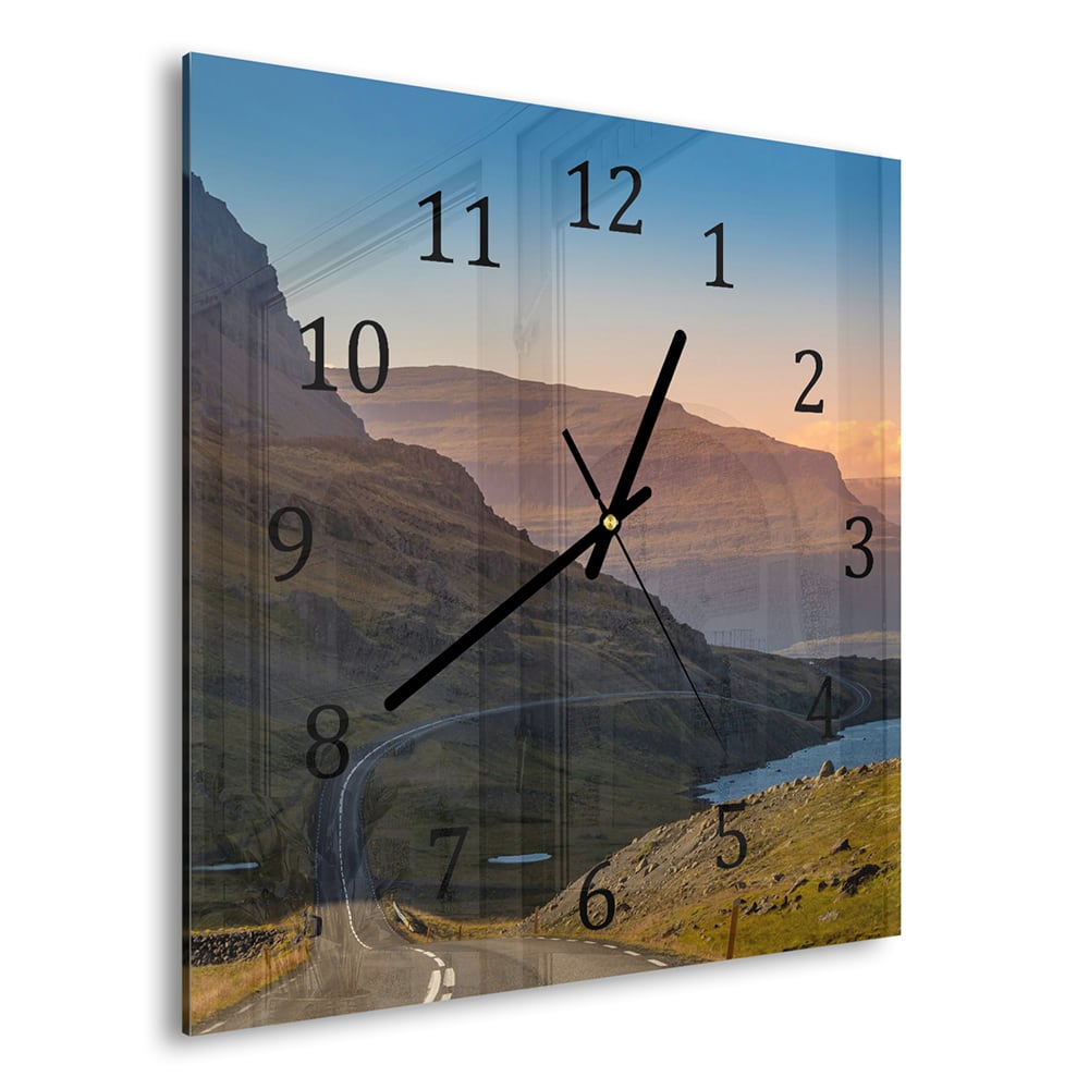 Wanduhr 30x30 - Kurvenreiche Straße durch die Berge