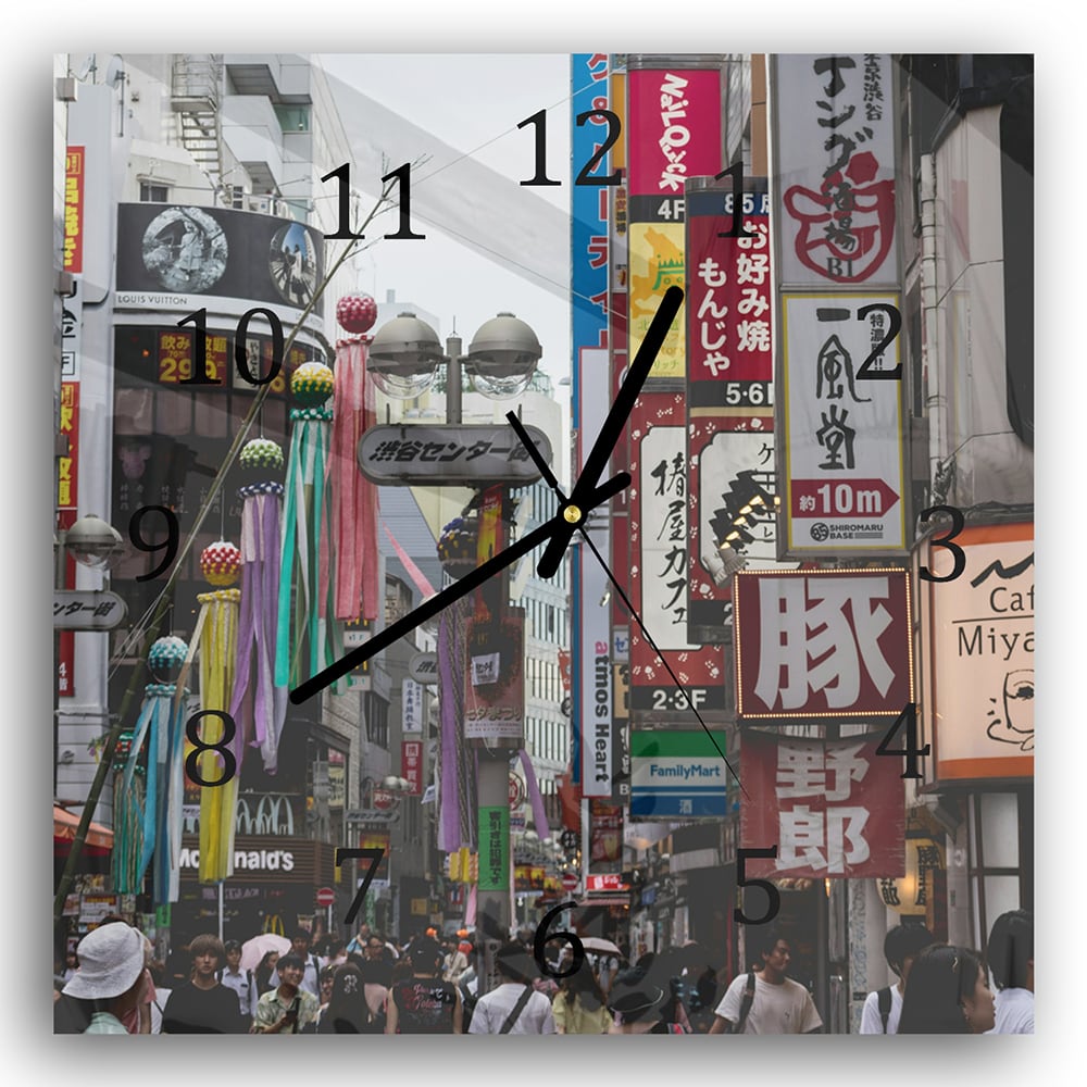 Wanduhr 30x30 - Straße in Japan
