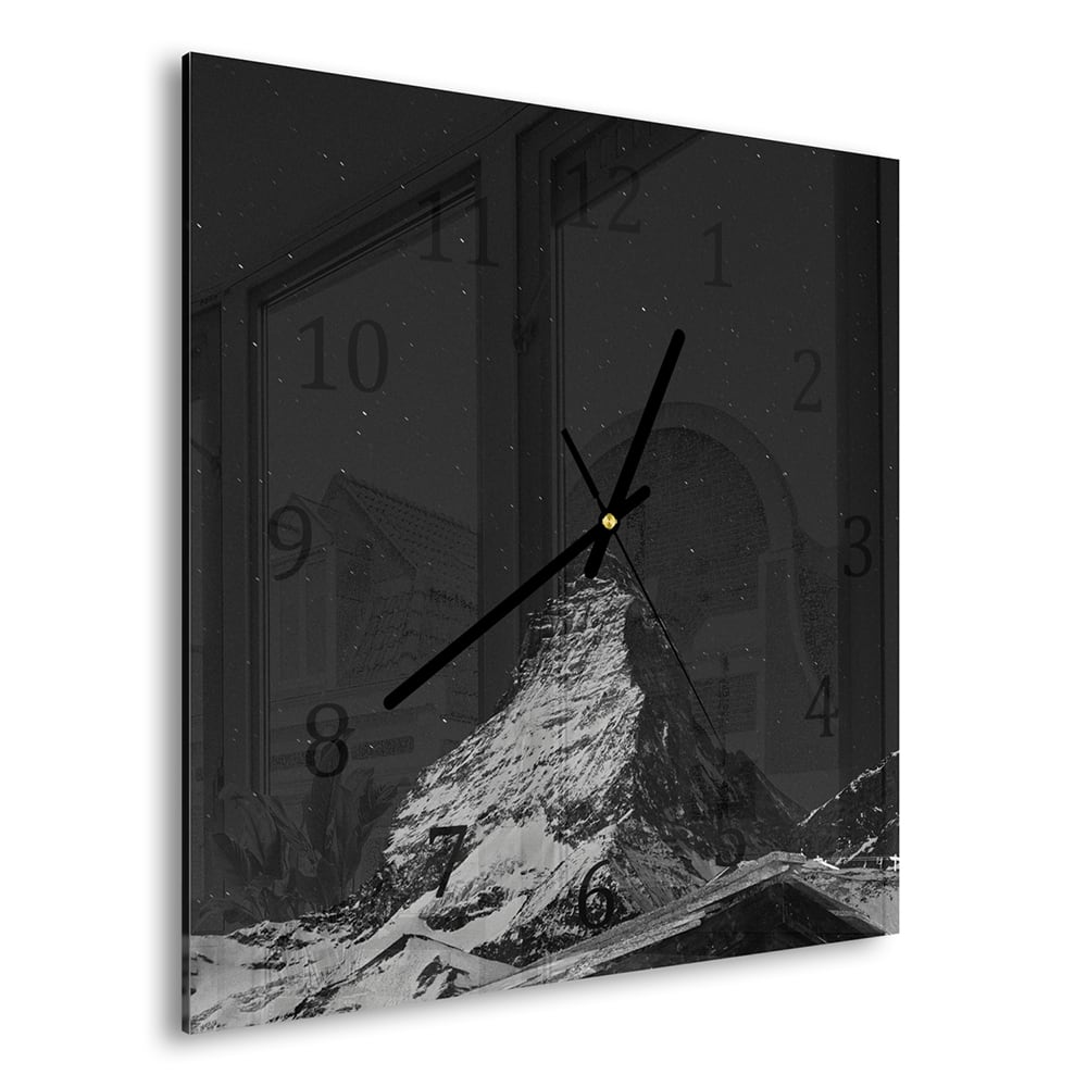 Wanduhr 30x30 - Berggipfel in Schwarz-Weiß