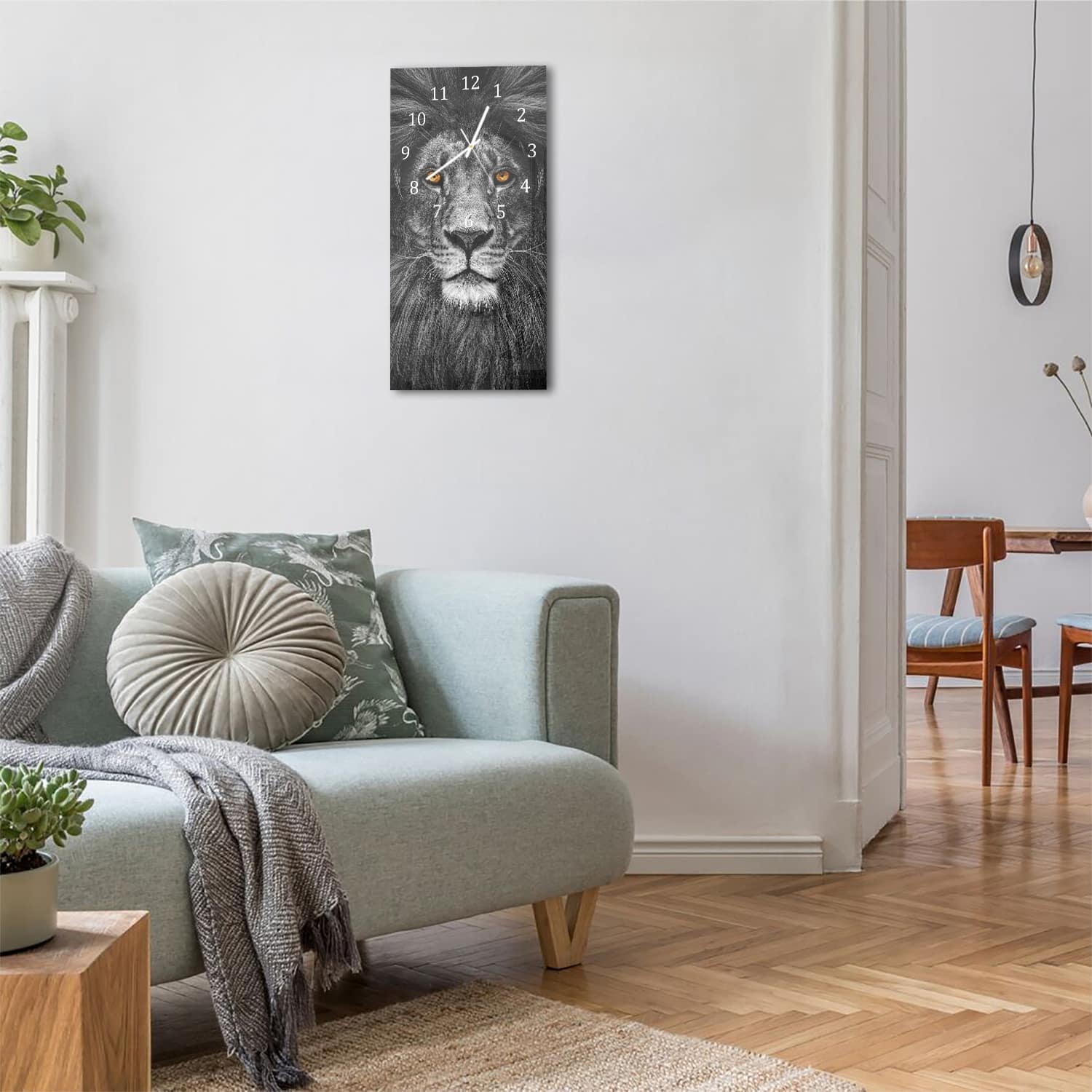 Wanduhr 30x60 - Löwenporträt im Dunkeln
