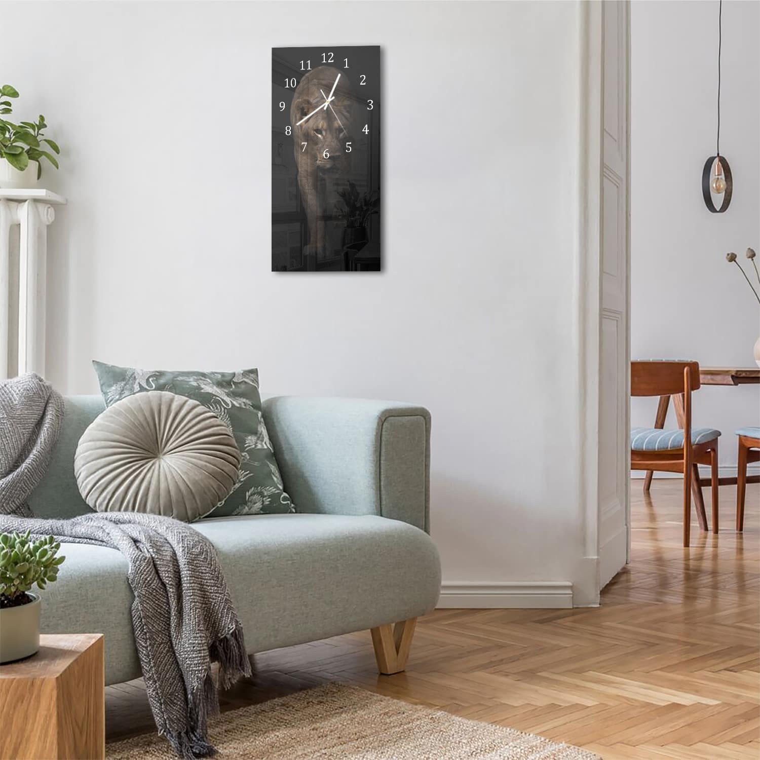 Wanduhr 30x60 - Weiblicher Löwe im Dunkeln