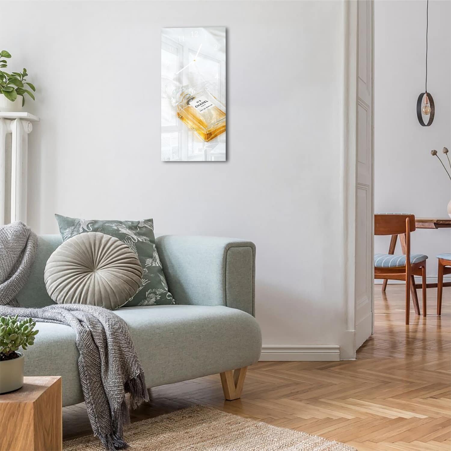 Wanduhr 30x60 - Parfüm auf weißem Hintergrund