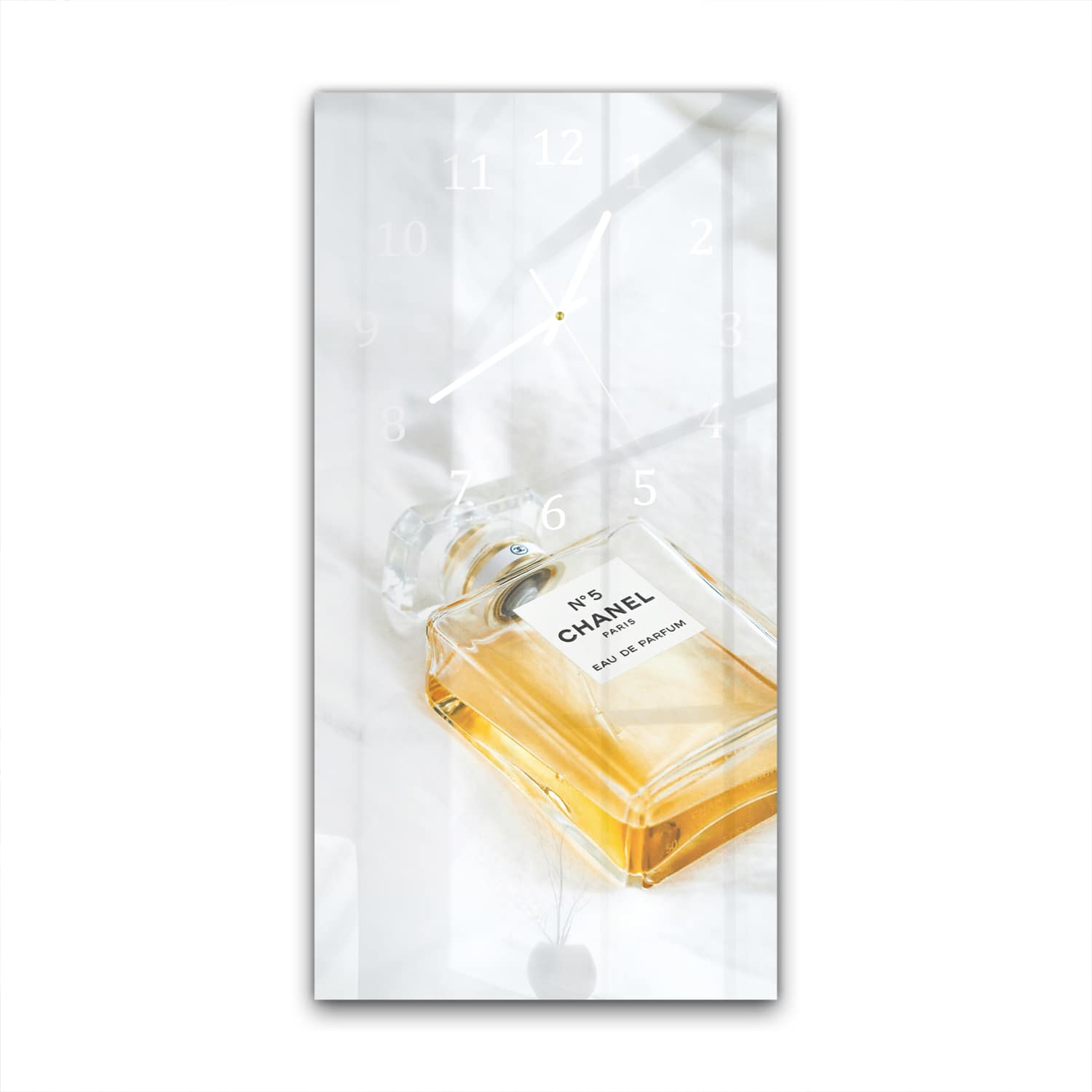 Wanduhr 30x60 - Parfüm auf weißem Hintergrund