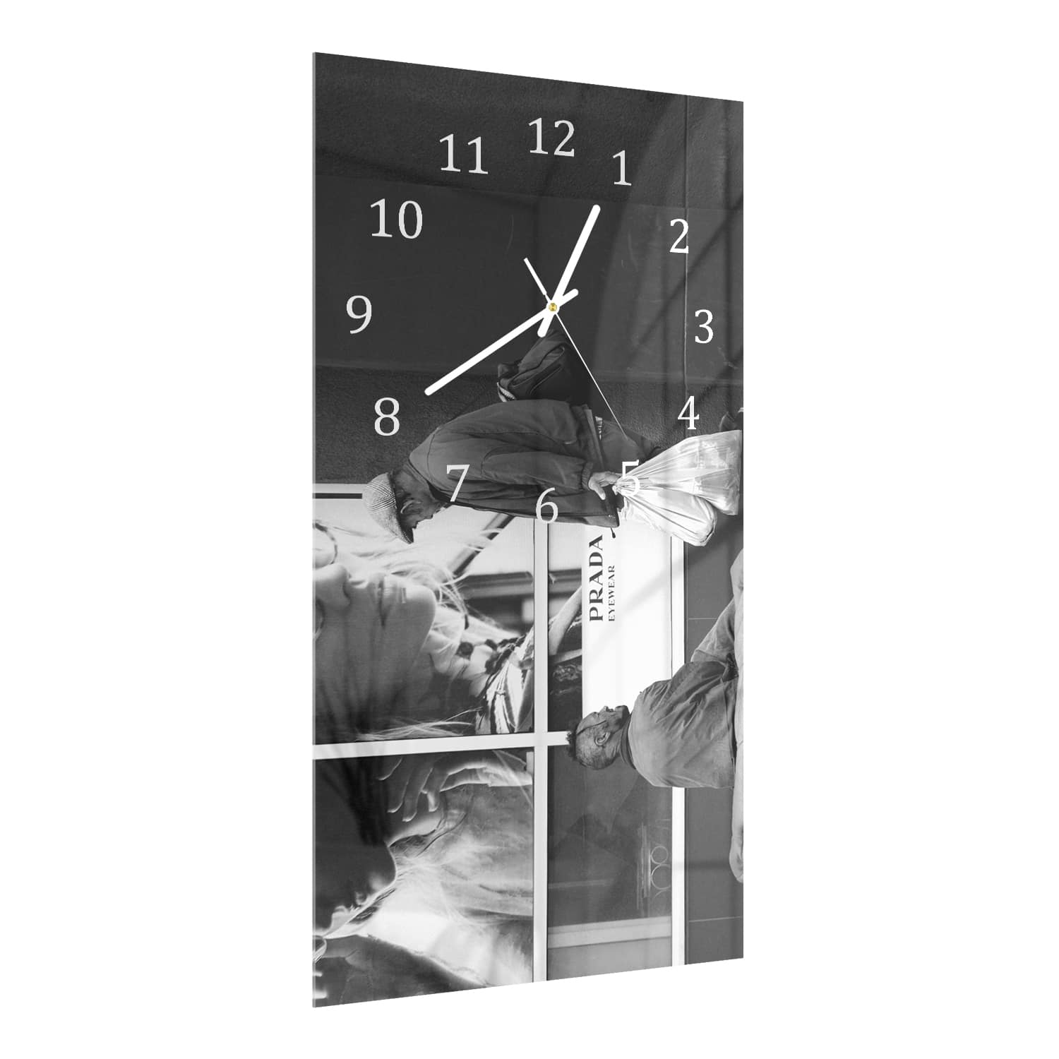 Wanduhr 30x60 - Obdachlose vor Prada-Laden